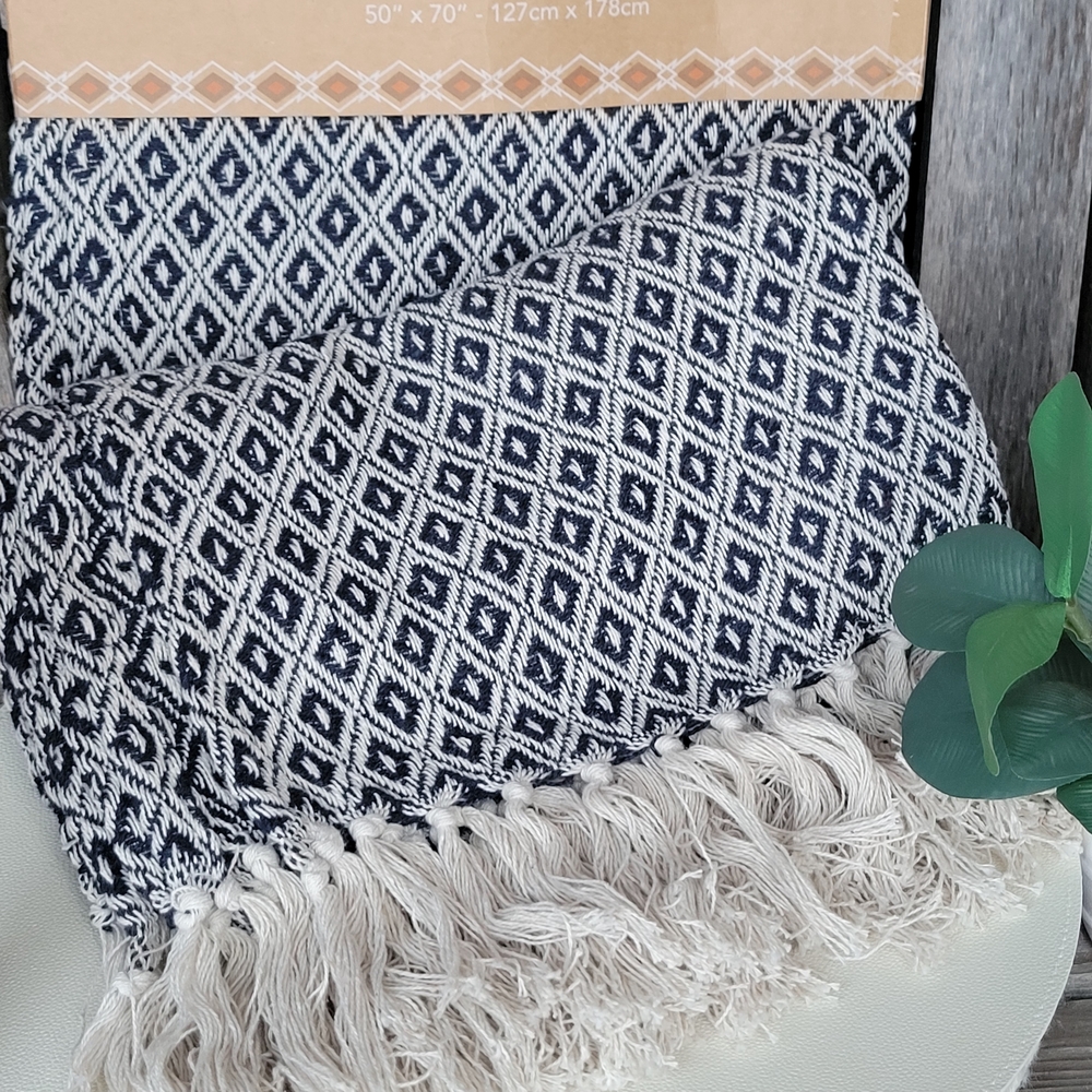 Common Ground Navy Diamond Pattern Throw Blanket - Picture 3 of 3